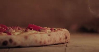 lezzetli pizza geleneksel odun fırınında kavrulmuş olmak