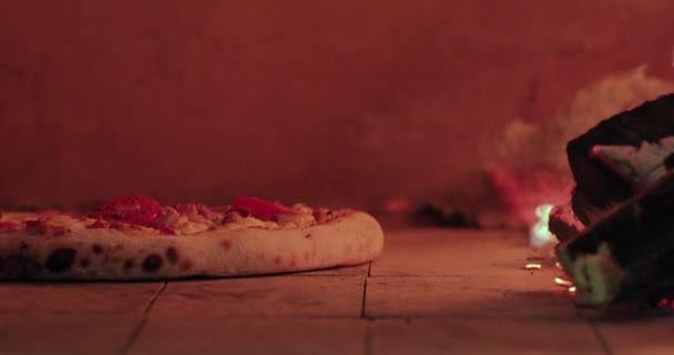 Leckere Pizza, die im traditionellen Holzofen gebraten wird — Stockvideo