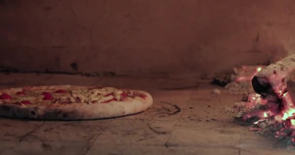 Finom Pizza, hogy a pörkölt hagyományos fa sütő — Stock videók