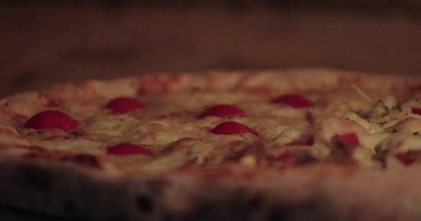 伝統的な木製オーブンで焼かれたおいしいピザ — ストック動画