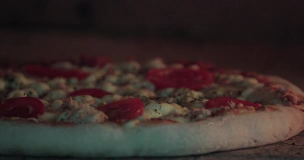 Lezzetli Pizza Geleneksel Odun Fırınında Kavrulmuş Olmak — Stok video