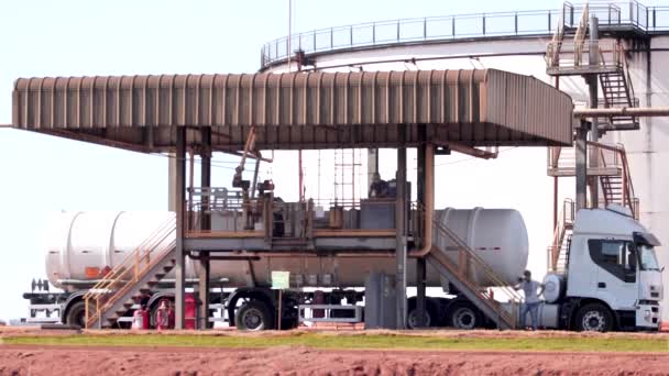 Camión de carga con trabajo de destilería de refinería de caña de azúcar con alcohol — Vídeos de Stock