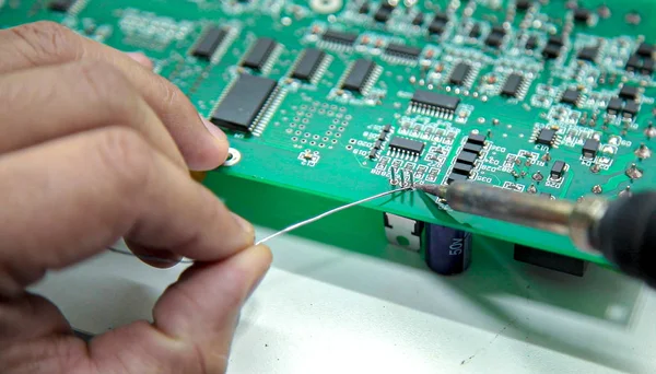 Manual electronics soldering and oscilloscope testing — Stock Photo, Image