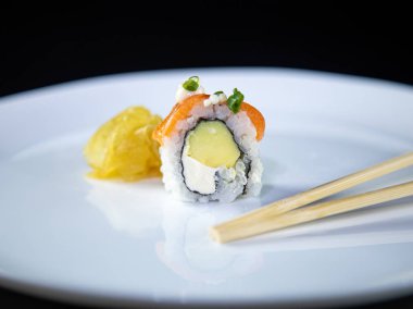 pirinç ile japon gıda lezzetli somon uramaki suşi