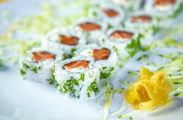 Cibo Giapponese Delizioso Salmone Uramaki Sushi Con Riso — Foto Stock