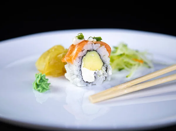 Cibo Giapponese Delizioso Salmone Uramaki Sushi Con Riso — Foto Stock