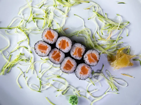 Cibo Giapponese Delizioso Salmone Uramaki Sushi Con Riso — Foto Stock