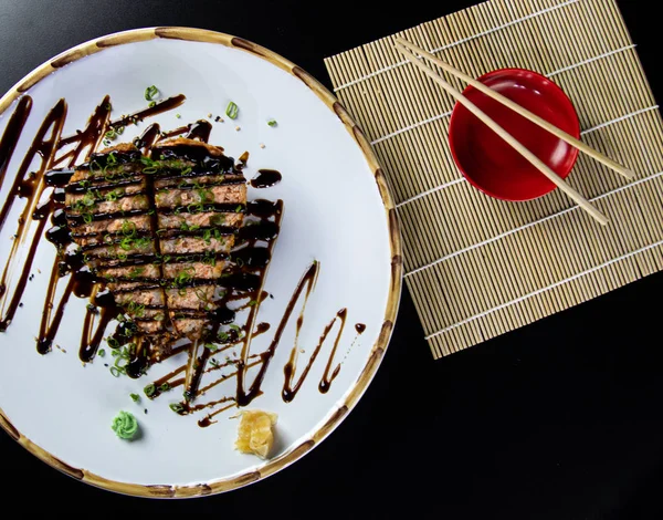 Japán Élelmiszer Finom Lazac Uramaki Sushi Rizzsel — Stock Fotó