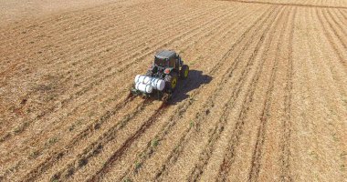 Gübre ve böcek ilaçlarıyla şeker kamışı ekme 