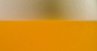 Taze doldurulmuş bira damlacıkları. Odaklanmamış lezzetli makro.