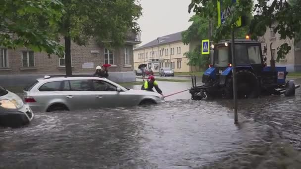 Mente. BELARUS - 21. 05.2018: Ruas inundadas após forte chuva na cidade. Rescuers evacuar recesso quebrado carros na cidade europeia . — Vídeo de Stock