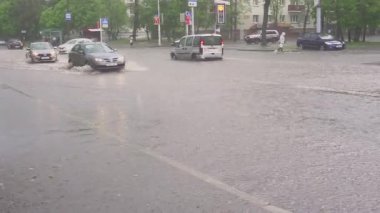 Minsk. Beyaz Rusya - 21. 05.2018: arabalar sokakta yağmur ile sular altında