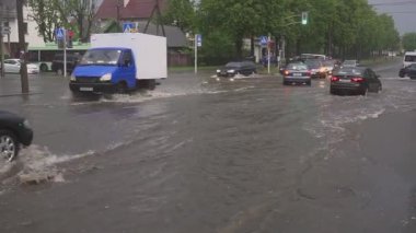 Minsk. Beyaz Rusya - 21. 05.2018: arabalar sokakta yağmur ile sular altında