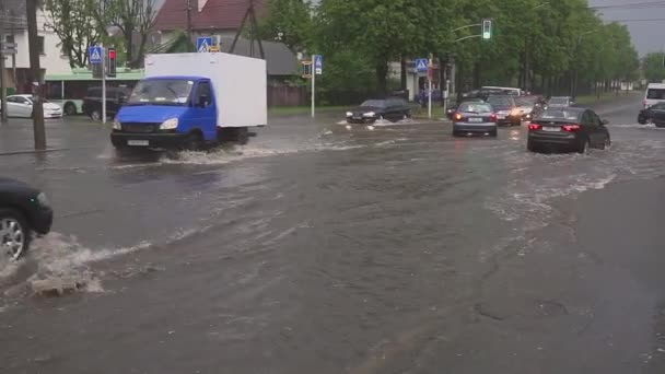 MINSK. BÉLARO - 21. 05.2018: Coches en la calle inundados de lluvia — Vídeos de Stock