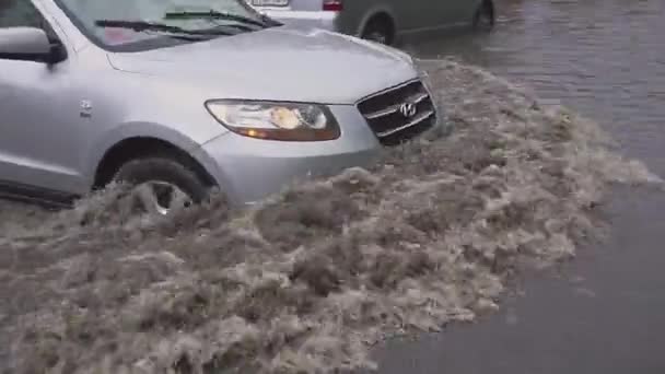 Mente. BELARUS - 21. 05.2018: Carros hyundai na rua inundados de chuva — Vídeo de Stock