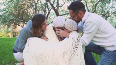 Annem ve babam verir biraz çay bir termos çocuklara çiçek bahçeleri Bahar Parkı. İki güzel kız