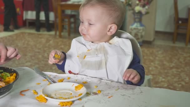 Мальчик с матерью едят паэлью в ресторане — стоковое видео