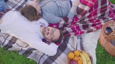 Yalan anne çimlere - çocuklar eğlenceli ve çalışan arka plan Park'ta var