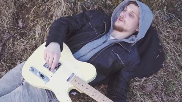 남자 석양 나무 근처 필드에 일렉트릭 기타를 재생 — 비디오