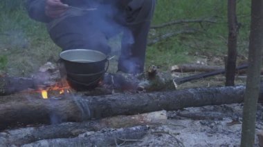 Turist kaynar ve tadı yemekten bir yangın orman akşam