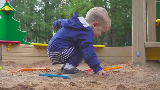 Niño Cavando Caja Arena Sonríe Toca Arena — Vídeo de stock