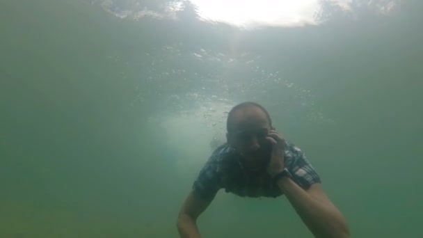 Uomo d'affari che utilizza smartphone sott'acqua al rallentatore. Lago naturale — Video Stock