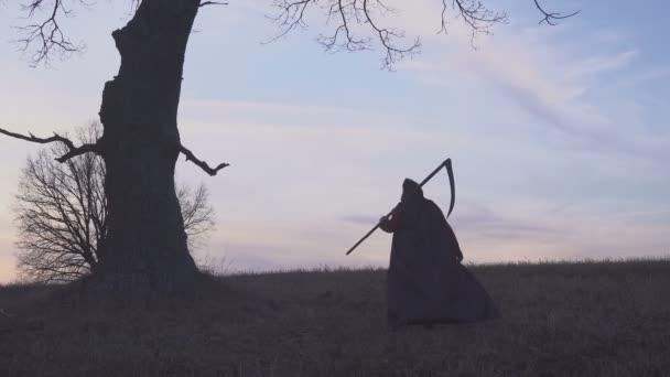 Siluet matahari terbenam Grim Reaper. konsep kematian — Stok Video