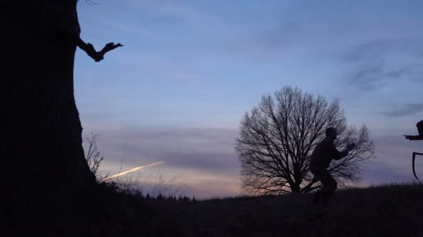 Grim Reaper kwam voor een nieuw slachtoffer en het slachtoffer leidt tot de dood. En de man smeekt om genade. zonsondergang silhouet. concept van de dood en de strijd voor het leven — Stockvideo