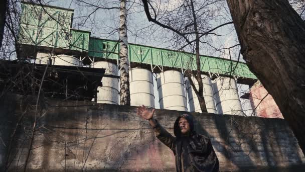 Grim reaper veya endüstriyel Urbanistic manzara üzerinde ölüm meleği — Stok video
