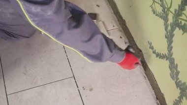 işçi bir duvara tutkal bir döşeme için geçerlidir. stedicam shoting.