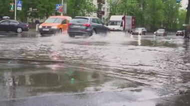 Minsk. Beyaz Rusya - 21. 05.2018: şehir şiddetli yağmur sonra sokaklar sular altında. Kurtarma ekipleri kırık otomobillerde gömme Avrupa şehri tahliye.