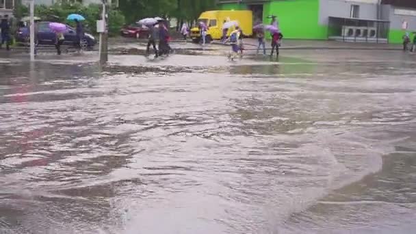 Minsk. Weißrussland - 21. 05.2018: Überflutete Straßen nach Starkregen in der Stadt. Retter räumen kaputte Autos in der europäischen Stadt. — Stockvideo