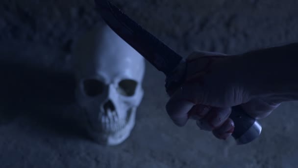Horror na Halloween. Czaszka i ręki z nożem. koncepcja zabijania — Wideo stockowe