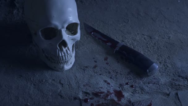 Horror en Halloween. calavera y mano con cuchillo. concepto de matar — Vídeo de stock