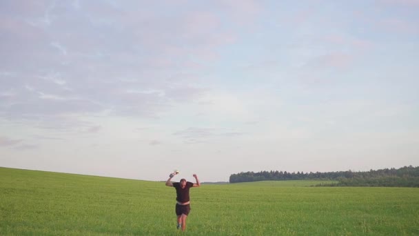 彼の手で報酬で勝者は両手を上げる、成功を楽しんでいます。彼はジャンプと踊り — ストック動画