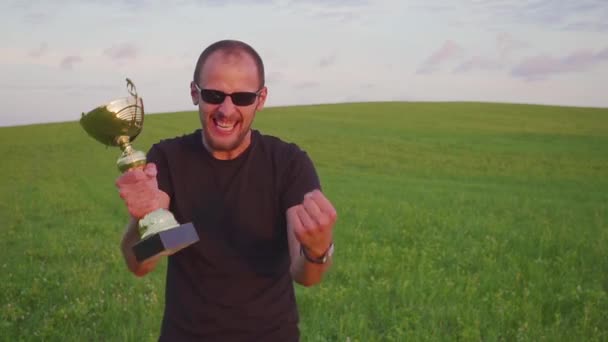 A győztes az a jutalom a kezében emeli a kezét, élvezi a sikert. Felugrik és táncol — Stock videók