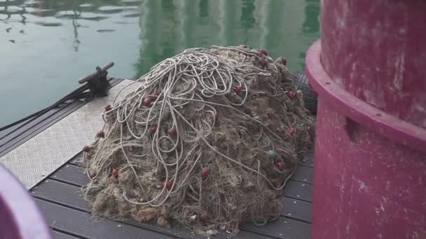 Vesselis με παρασυρόμενα απλάδια δίχτυα για ψάρεμα σταθμευμένα κοντά σε προβλήτα. — Αρχείο Βίντεο