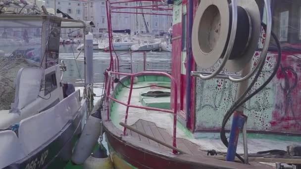 Een paar oude vesselis van de visserij met drijfnetten geparkeerd in de buurt van pier. Venetië — Stockvideo