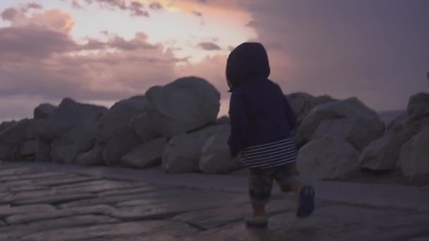 Niño feliz divertirse en la playa del mar. El chico juega en el océano. Chico corriendo en la orilla del mar. vacaciones con el niño. Agua divertida. Vacaciones familiares . — Vídeo de stock