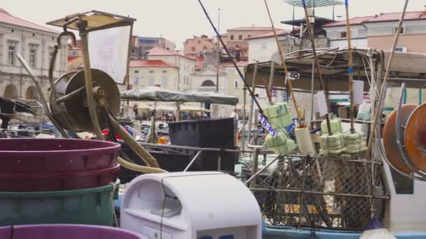 Navios de pesca com redes de emalhar de deriva estacionadas perto do cais . — Vídeo de Stock