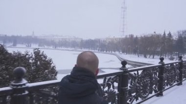 Kış gününde şehir sokakta yürüyen adam. Minsk