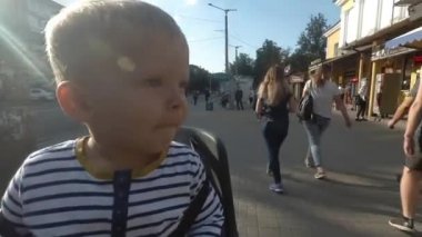 süre sürüş ve etrafa Bisiklet sandalyede oturan çocuk çocuk