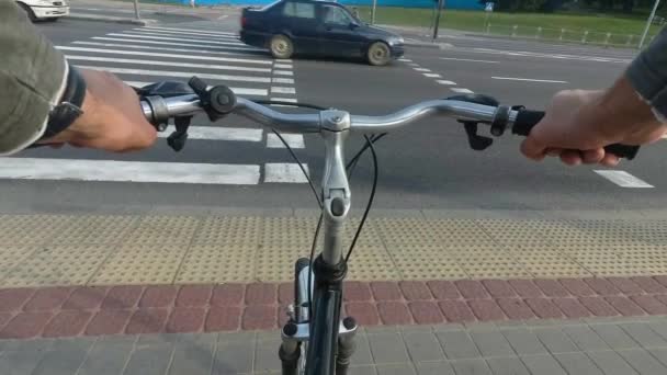 Man rijdt een fiets met s op straat in de stad. Kijk op de handen met helm — Stockvideo