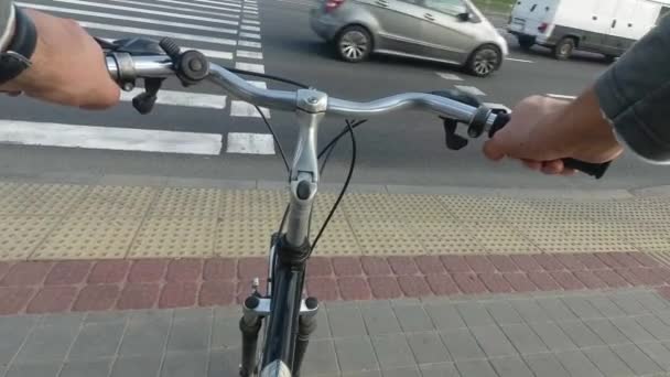 Homme en vélo avec s dans la rue en ville. Vue sur les mains tenant la barre — Video