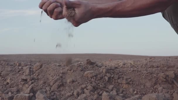 Slow motion video av människor händer håller jord damm. Torka, mark utan regn — Stockvideo