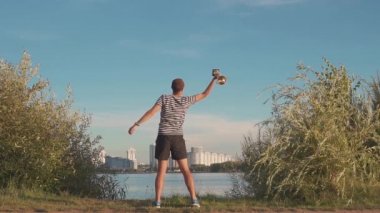adam elinde bir fincan ile spor zaferle sevinir. Dans ediyor ve akşam şehir üzerinde atlar. Ağır çekim
