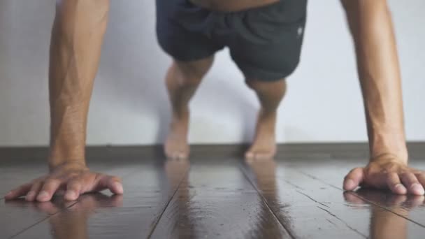 Le gars a poussé hors du sol avec un visage fatigué tendu. jeune homme s'entraîne à la maison . — Video