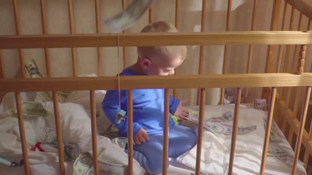 Aranyos kis baby boy egy dollár eső az ágy alatt. Örökség fogalmának. — Stock videók