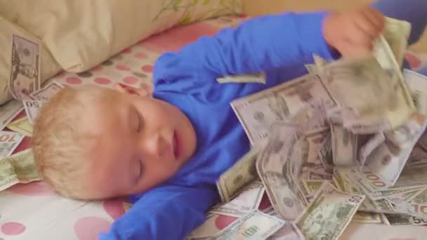 Slapende baby en dalende geld. Concept onverwachte rijkdom. — Stockvideo