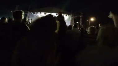 Hayranları rock konserinde. Geceleri açık hava Festivali